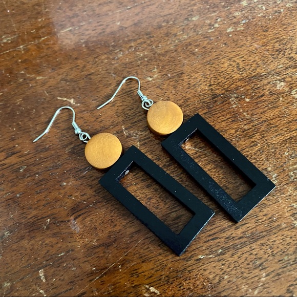 NIP 2 pairs Wood style dangle earrings - Picture 2 of 2